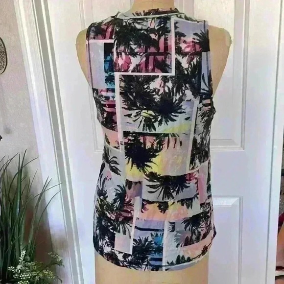 Calvin Klein Sleeveless crew neck tank top, size Small, Cool print - Picture 3 of 5